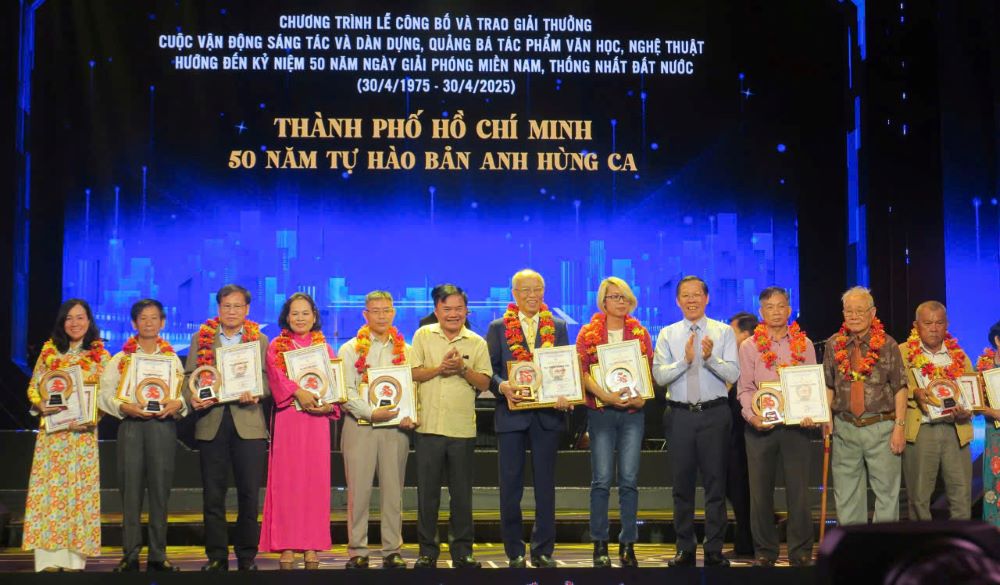 Trao giải thưởng cuộc vận động sáng tác “TP.Hồ Chí Minh - 50 năm tự hào bản anh hùng ca”